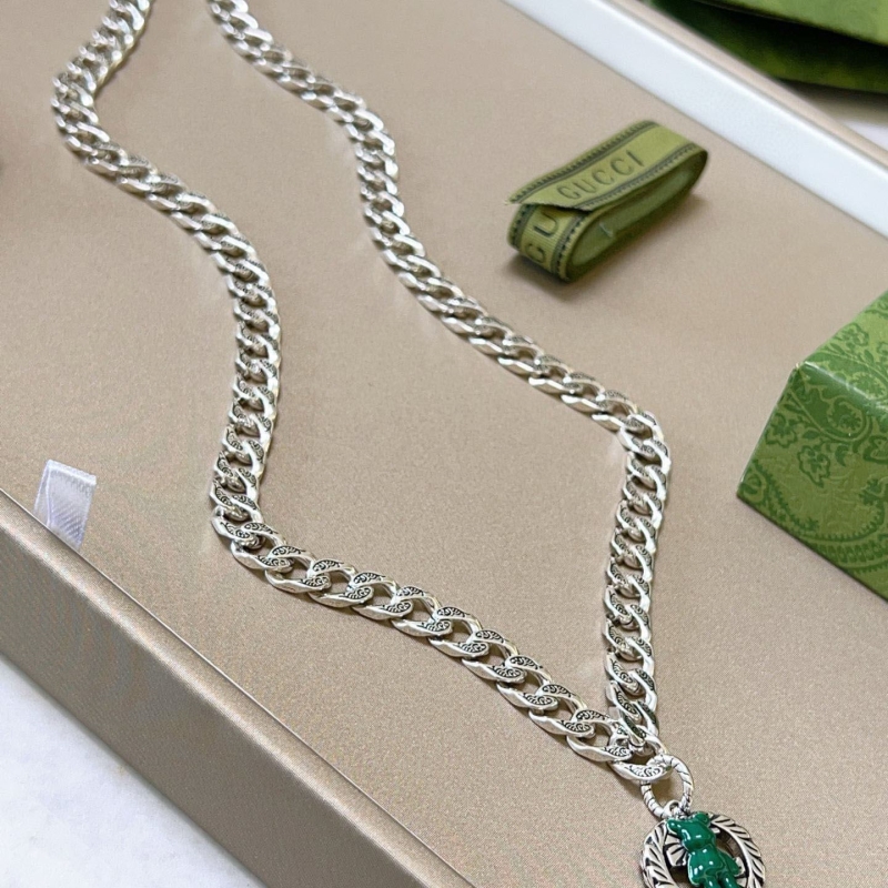 G*u*i necklaces